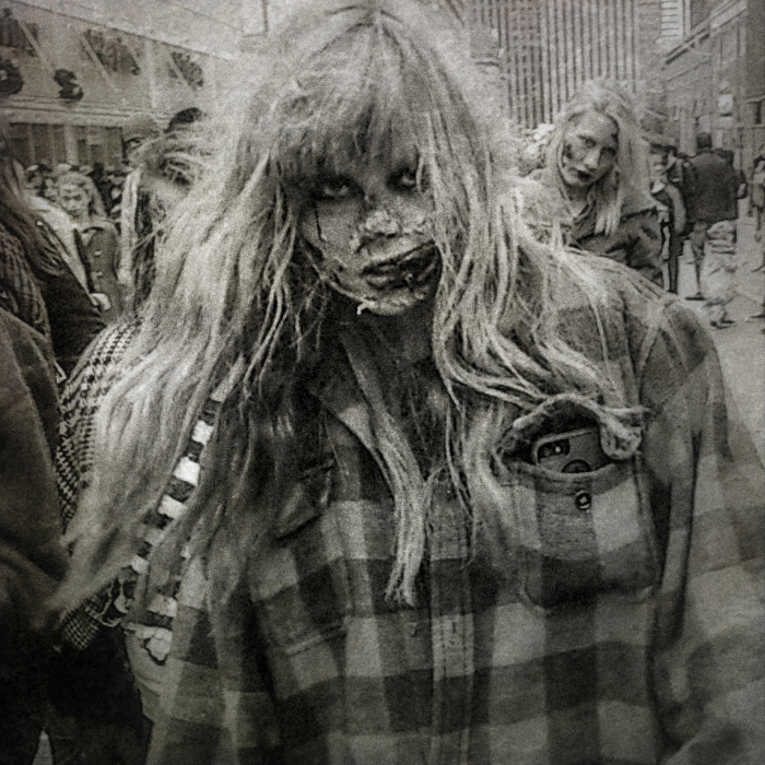 Une fille zombie avec son phone dans la poche